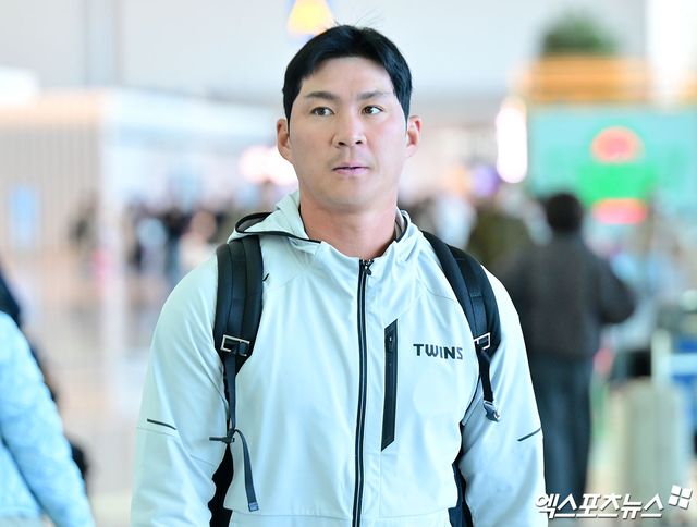 LG트윈스가 2차 스프링캠프를 위해 25일 오전 인천국제공항을 통해 일본 오키나와로 출국했다. 출국장으로 향하는 LG 오지환. 인천공항, 김한준 기자