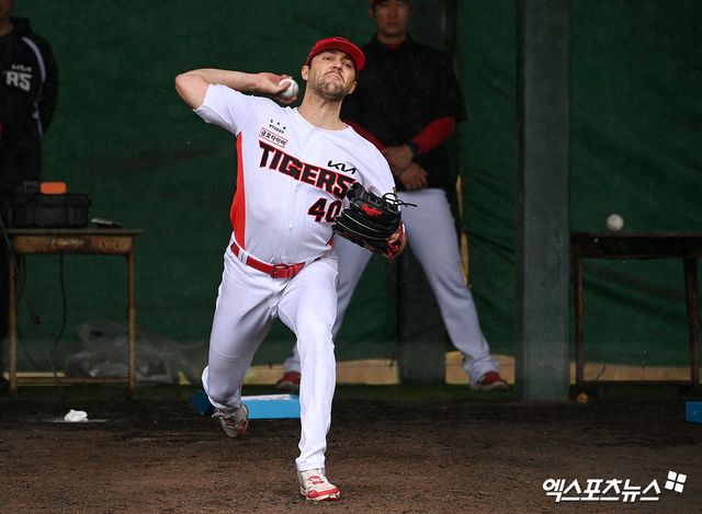 KIA 타이거즈 외국인 투수 제임스 네일이 25일 일본 오키나와 킨 스타디움에서 불펜 피칭을 실시한 뒤 취재진과 인터뷰를 진행했다. 사진 고아라 가지