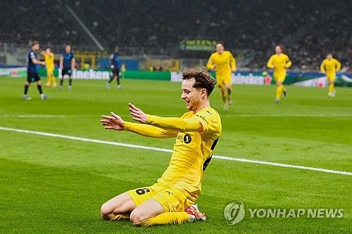 노르웨이의 소도시 구단 보되/글림트가 유럽축구연맹(UEFA) 챔피언스리그(UCL) 무대에서 세계적 강호들을 잇따라 격파하며 '강팀 킬러' 본능을 뽐냈다. 보되/글림트는 25일(한국시간) 이탈리아 밀라노의 산시로에서 열린 2025-2026시즌 UCL 16강 플레이오프 2차전 원정 경기에서 이탈리아 명문 인터 밀란을 2-1로 꺾었다. 1차전 홈경기 3-1 승리에 이어 2차전 원정까지 잡아낸 보되/글림트는 1, 2차전 합계 5-2로 세리에A 선두 인터 밀란을 완벽하게 침몰시키고 16강 진출에 성공했다. 연합뉴스