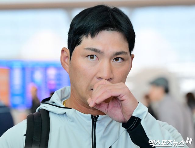 LG트윈스가 2차 스프링캠프를 위해 25일 오전 인천국제공항을 통해 일본 오키나와로 출국했다. 출국 전 인터뷰하는 LG 오지환. 인천공항, 김한준 기자