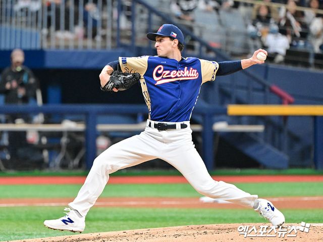 8일 오후 서울 구로구 고척스카이돔에서 열린 '2025 NAVER K-BASEBALL SERIES' 대한민국과 체코의 평가전 경기, 2회말 체코 선발투수 노박이 공을 힘차게 던지고 있다. 엑스포츠뉴스 DB