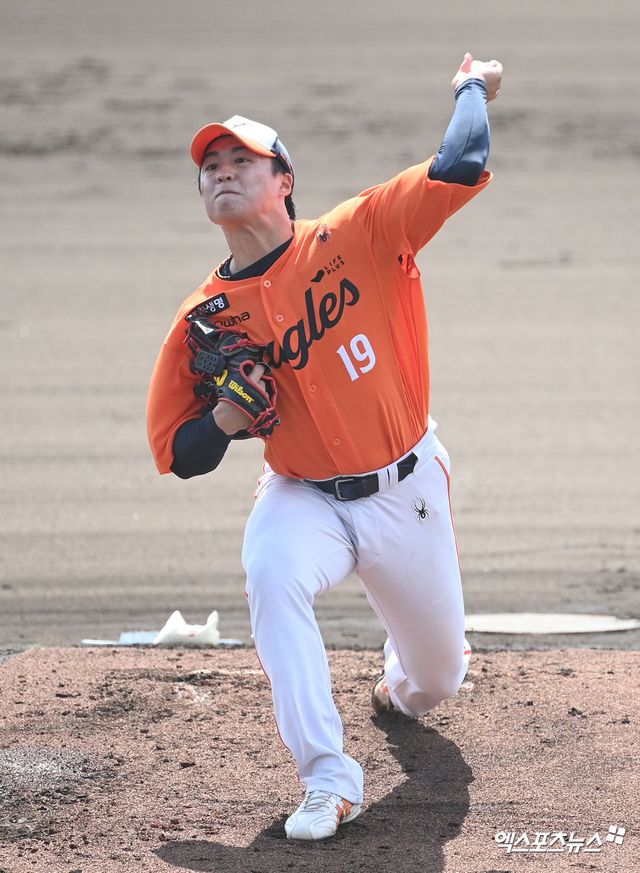 한화 이글스 외국인 투수 왕옌청이 26일 일본 오키나와 나고시영구장에서 열린 일본프로야구(NPB) 닛폰햄 파이터즈 2군과의 연습경기에 선발등판, 3이닝 2피안타 3탈삼진 무실점으로 호투했다. 사진 고아라 기자