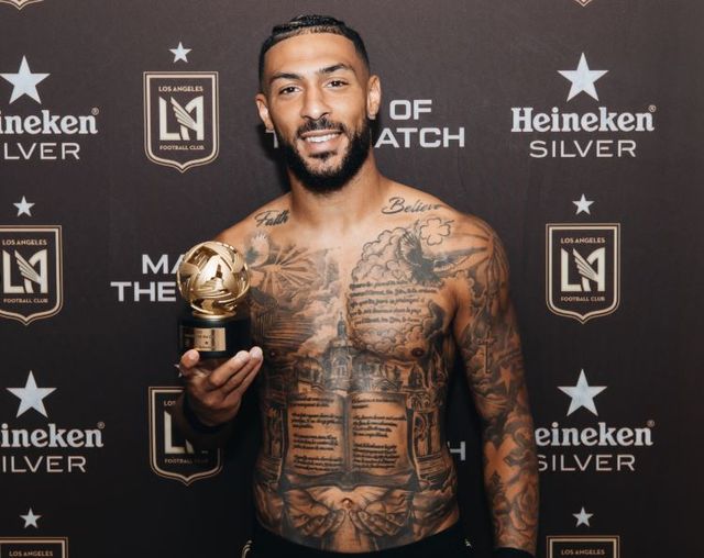 손흥민 소속팀인 미국 메이저리그사커 LAFC가 핵심 공격수 드니 부앙가와 3년 연장 계약에 성공했다. LAFC는 26일(한국시간) 공식 홈페이지를 통해 'LAFC가 포워드 부앙가와 2028년까지 계약을 연장했다'며 '2029-2030시즌에 대한 옵션이 포함된 지정선수(Designated Player) 계약'이라고 발표했다. 프랑스 리그1에서 시즌 10골을 달성할 정도로 능력을 인정받은 부앙가는 지난해 여름 LAFC에 합류한 손흥민과 폭발적인 콤비플레이를 형성하며 미국 프로축구에 새 바람을 일으켰다. 미국 내 라이벌로 리오넬 메시가 뛰는 인터 마이애미, 브라질 명문 플루미넨시 등으로의 이적설이 나돌았으나 결국 LAFC와 3+2년 계약으로 잔류하게 됐다. 손흥민은 올해 또 하나의 우승컵 들어올릴 기반을 마련했다. LAFC