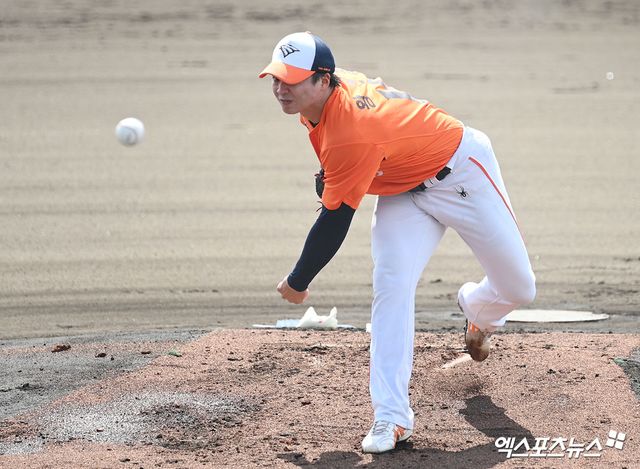 한화 이글스 외국인 투수 왕옌청이 26일 일본 오키나와 나고시영구장에서 열린 일본프로야구(NPB) 닛폰햄 파이터즈 2군과의 연습경기에 선발등판, 3이닝 2피안타 3탈삼진 무실점으로 호투했다. 사진 고아라 기자