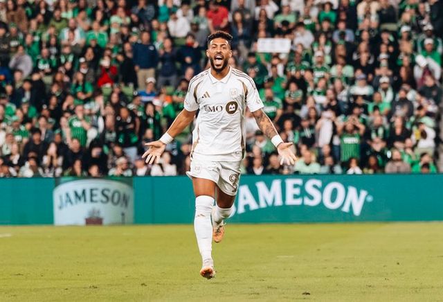 손흥민 소속팀인 미국 메이저리그사커 LAFC가 핵심 공격수 드니 부앙가와 3년 연장 계약에 성공했다. LAFC는 26일(한국시간) 공식 홈페이지를 통해 'LAFC가 포워드 부앙가와 2028년까지 계약을 연장했다'며 '2029-2030시즌에 대한 옵션이 포함된 지정선수(Designated Player) 계약'이라고 발표했다. 프랑스 리그1에서 시즌 10골을 달성할 정도로 능력을 인정받은 부앙가는 지난해 여름 LAFC에 합류한 손흥민과 폭발적인 콤비플레이를 형성하며 미국 프로축구에 새 바람을 일으켰다. 미국 내 라이벌로 리오넬 메시가 뛰는 인터 마이애미, 브라질 명문 플루미넨시 등으로의 이적설이 나돌았으나 결국 LAFC와 3+2년 계약으로 잔류하게 됐다. 손흥민은 올해 또 하나의 우승컵 들어올릴 기반을 마련했다. 연합뉴스