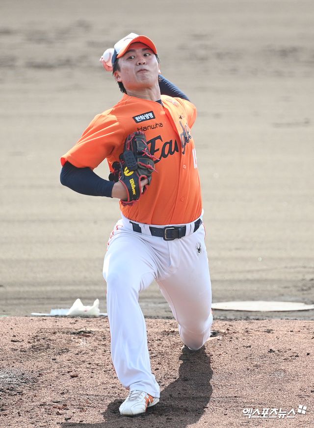 한화 이글스 외국인 투수 왕옌청이 26일 일본 오키나와 나고시영구장에서 열린 일본프로야구(NPB) 닛폰햄 파이터즈 2군과의 연습경기에 선발등판, 3이닝 2피안타 3탈삼진 무실점으로 호투했다. 사진 고아라 기자