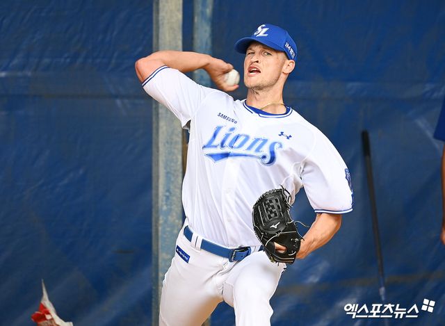 삼성 라이온즈 새 외국인 투수 맷 매닝이 지난 24일 일본 오키나와에서 치러진 한화 이글스와의 연습경기 등판 직후 팔꿈치 통증을 호소, 한국으로 이동해 정밀 검진을 실시할 예정이다. 사진 고아라 기자
