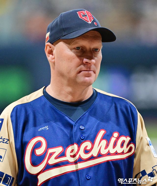 8일 오후 서울 구로구 고척스카이돔에서 열린 '2025 NAVER K-BASEBALL SERIES' 대한민국과 체코의 평가전 경기, 경기 전 체코 하딤 감독이 도열하고 있다. 엑스포츠뉴스 DB