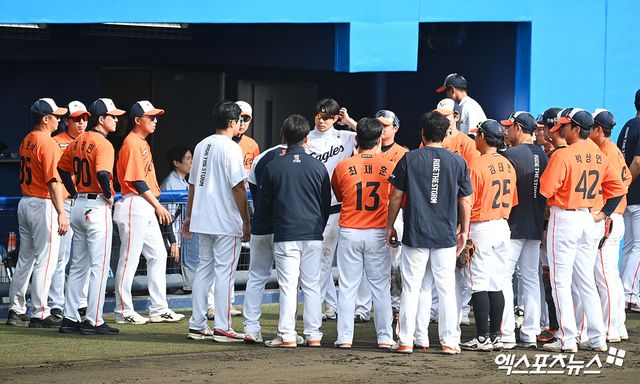 김경문 감독이 이끄는 한화 이글스가 26일 일본 오키나와 나고시영구장에서 열린 닛폰햄 2군과의 연습경기에서 3-1로 이겼다. 사진 고아라 기자