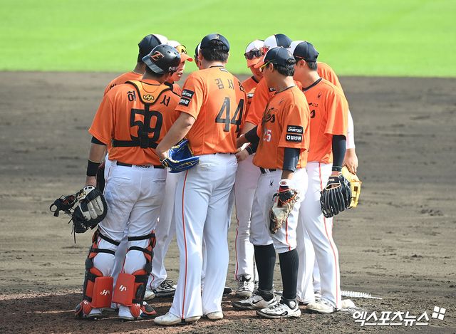 김경문 감독이 이끄는 한화 이글스가 26일 일본 오키나와 나고시영구장에서 열린 닛폰햄 2군과의 연습경기에서 3-1로 이겼다. 사진 고아라 기자