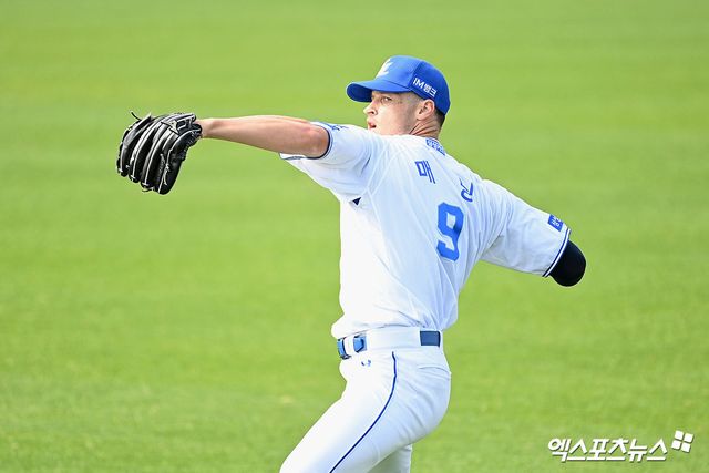 삼성 라이온즈 새 외국인 투수 맷 매닝이 지난 24일 일본 오키나와에서 치러진 한화 이글스와의 연습경기 등판 직후 팔꿈치 통증을 호소, 한국으로 이동해 정밀 검진을 실시할 예정이다. 사진 고아라 기자
