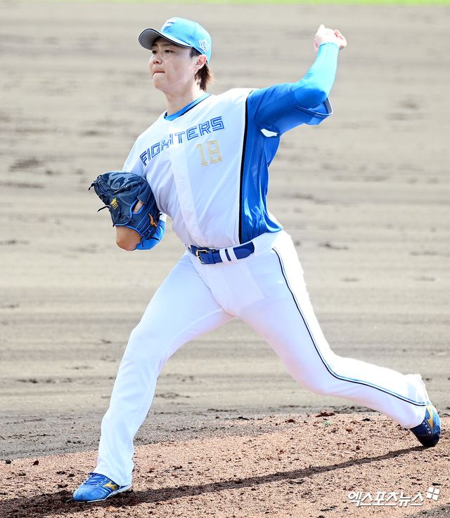 일본프로야구(NPB) 닛폰햄 파이터스의 주축 선발투수 야마사키 사치야가 26일 일본 오키나와 나고시영구장에서 열린 한화 이글스와의 연습경기에서 채은성에게 홈런을 허용했다. 사진 고아라 기자