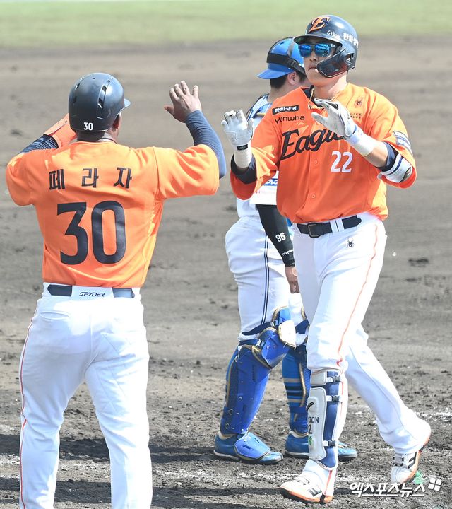 한화 이글스 캡틴 채은성(오른쪽)이 26일 일본 오키나와 나고시영구장에서 열린 일본프로야구 닛폰햄 파이터스 2군과의 연습경기에서 결승 2점 홈런을 기록했다. 사진 고아라 기자