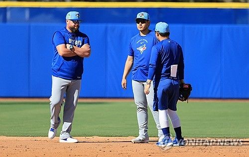 KBO리그 한화 이글스 출신 우완 투수 코디 폰세(토론토 블루제이스)가 깔끔한 투구로 '미국 복귀 신고식'을 치렀다. 2026 미국 메이저리그(MLB) 시범경기 디트로이트 타이거스와의 경기에서 토론토 선발로 마운드에 오른 폰세의 기록은 1이닝 무피안타 무사사구 2탈삼진 '퍼펙트'. 그러나 숫자보다 더 눈에 띈 건 내용이었다. 사진 연합뉴스