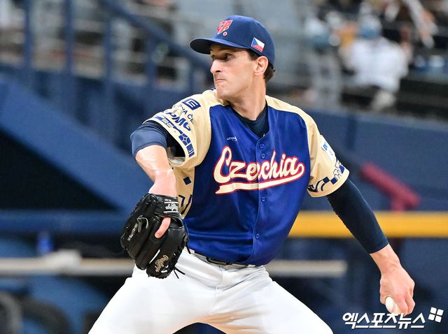 8일 오후 서울 구로구 고척스카이돔에서 열린 '2025 NAVER K-BASEBALL SERIES' 대한민국과 체코의 평가전 경기, 2회말 체코 선발투수 노박이 공을 힘차게 던지고 있다. 엑스포츠뉴스 DB
