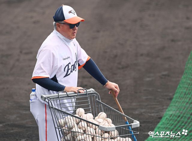 김경문 감독이 이끄는 한화 이글스가 26일 일본 오키나와 나고시영구장에서 열린 일본프로야구(NPB) 닛폰햄 파이터즈 2군과의 연습경기에서 3-1로 승리했다. 사진 고아라 기자