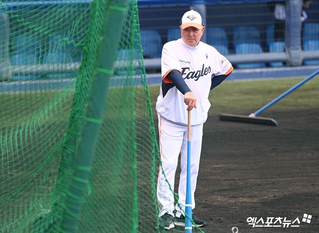 김경문 감독이 이끄는 한화 이글스가 26일 일본 오키나와 나고시영구장에서 열린 일본프로야구(NPB) 닛폰햄 파이터즈 2군과의 연습경기에서 3-1로 승리했다. 사진 고아라 기자