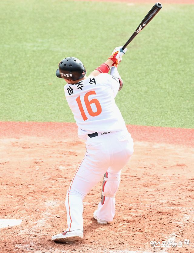 지난 23일 일본 오키나와 카데나 구장에서 열린 한화 이글스와 WBC 대표팀의 연습경기, 4회말 1사 2,3루 한화 하주석이 동점 2타점 적시타를 날리고 있다. 엑스포츠뉴스 DB