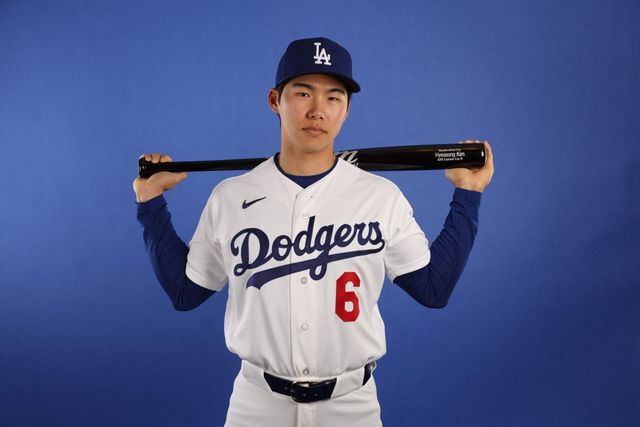 LA 다저스 김혜성이 27일(한국시간) 미국 애리조나주 글렌데일의 카멜백랜치에서 열린 2026 미국 메이저리그(MLB) 시카고 화이트삭스와의 시범경기에 9번타자 겸 2루수로 선발 출전해 3타수 1안타(1홈런) 1타점 1득점을 기록했다. AFP 연합뉴스