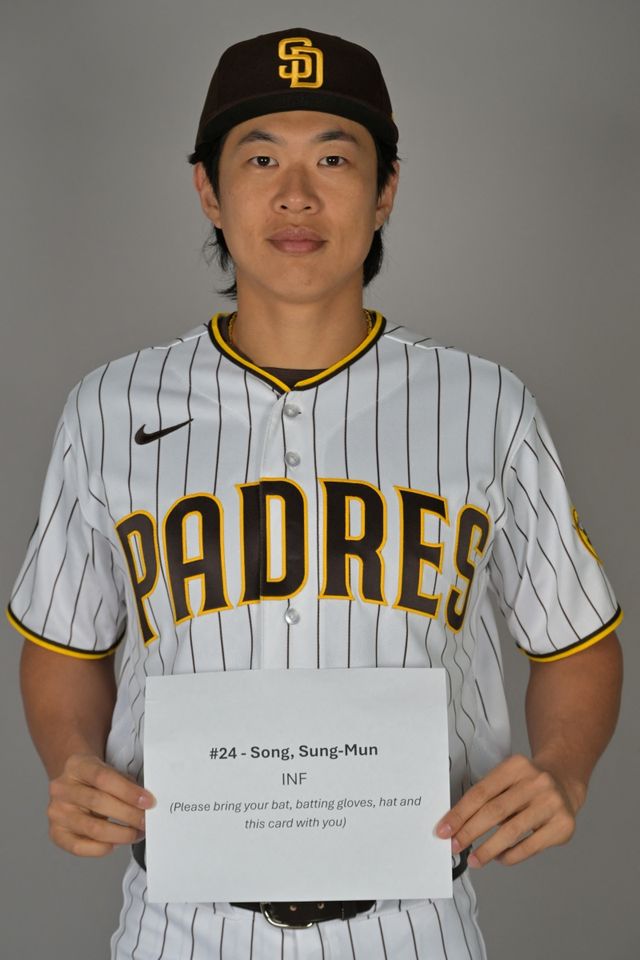 샌디에이고 파드리스 송성문이 27일(한국시간) 미국 애리조나주 굿이어 볼파크에서 열린 2026 미국 메이저리그(MLB) 신시내티 레즈와의 시범경기에 6번타자 겸 2루수로 선발 출전해 2타수 1안타 2볼넷 1득점을 기록했다. Imagn Images 연합뉴스