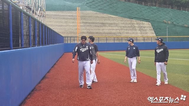 2026 WBC 출전을 준비 중인 국가대표팀 투수 고영표(왼쪽 두번째), 류현진(왼쪽 첫 번째)이 27일 일본 오키나와 가데나 야구장에서 열릴 예정이었던 KT 위즈와의 연습경기 우천 취소 직후 그라운드 훈련을 마친 모습. 사진 김지수 기자