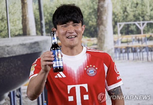 김민재가 1년 만에 자신의 전성기를 만들었던 이탈리아로 향한다.&nbsp;소속팀인 독일 최고 명문 바이에른 뮌헨이 2025-2026 유럽축구연맹(UEFA) 챔피언스리그에서 이탈리아 구단과 16강을 치르게 됐기 때문이다. 김민재와 뮌헨은 지난해 4월 인터 밀란과 2024-2025시즌 UEFA 챔피언스리그 8강 이후 처음으로 이탈리아 원정을 앞두게 됐다. 연합뉴스