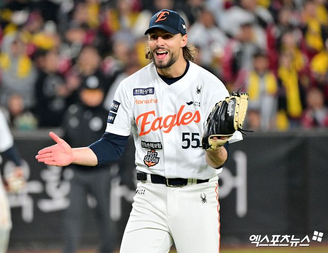 지난해 한화 이글스에서 활약한 휴스턴 애스트로스 우완투수 라이언 와이스가 미국 메이저리그(MLB) 시범경기 첫 등판에서 합격점을 받았다. 27일(한국시간) 미국 플로리다주 웨스트팜비치의 캑타이파크 오브 더 팜 비치에서 열린 뉴욕 메츠와의 시범경기에 구원 등판해 2⅓이닝 1피안타 2볼넷 무실점을 기록했다. 엑스포츠뉴스 DB