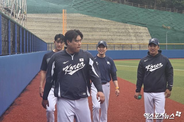 2026 WBC 출전을 준비 중인 국가대표팀 투수 고영표(왼쪽), 류현진(왼쪽 두 번째)이 27일 일본 오키나와 가데나 야구장에서 열릴 예정이었던 KT 위즈와의 연습경기 우천 취소 직후 그라운드 훈련을 마친 모습. 사진 김지수 기자