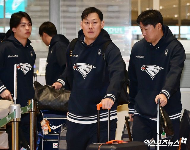 2026시즌 스프링캠프 훈련에 나서는 한화 이글스 선수단이 지난달 23일 오전 인천국제공항을 통해 호주 멜버른으로 출국했다. 출국장으로 향하는 한화 하주석.