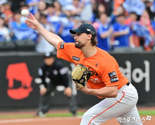 지난해 한화 이글스에서 활약한 휴스턴 애스트로스 우완투수 라이언 와이스가 미국 메이저리그(MLB) 시범경기 첫 등판에서 합격점을 받았다. 27일(한국시간) 미국 플로리다주 웨스트팜비치의 캑타이파크 오브 더 팜 비치에서 열린 뉴욕 메츠와의 시범경기에 구원 등판해 2⅓이닝 1피안타 2볼넷 무실점을 기록했다. 엑스포츠뉴스 DB