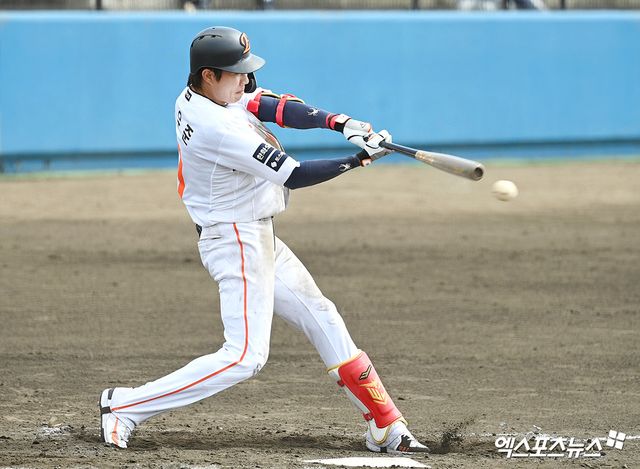 지난 21일 오후 일본 오키나와 고친다 구장에서 열린 WBC 대표팀과 한화 이글스의 연습경기, 3회말 한화 심우준이 안타를 날리고 있다. 엑스포츠뉴스 DB