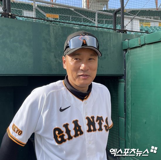 올해 요미우리 자이언츠 타격코치로 부임한 이승엽 전 두산 베어스 감독이 28일 일본 오키나와 셀룰러 스타디움에서 열린 삼성과의 연습경기 이후 취재진과 인터뷰에 응하고 있다. 오키나와, 김유민 기자