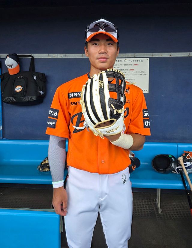 한화 이글스 루키 외야수 오재원이 최근 일본 오키나와 스프링캠프 기간 대선배 박해민에게 선물 받은 글러브를 들고 있는 모습. 사진 한화 이글스
