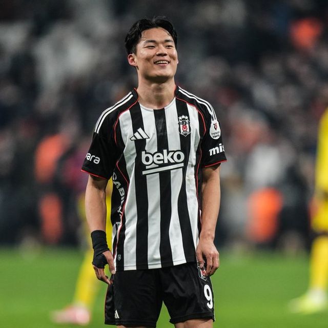 대한민국 국가대표 공격수 오현규 덕에 튀르키예 명문 구단 베식타시가 막대한 유니폼 수익을 벌었다. 튀르키예 매체 파나틱은 27일(한국시간) 오현규가 투프라쉬 스타디움에서 열린 사인회에서 팬들과 만났다고 전했다. 매체에 따르면 오현규는 베식타시 튀프라쉬 스타디움에서 열린 사인회에서 유니폼 1만 장을 판매했으며 2시간 50분 동안 쉴 새 없이 팬들에게 사인을 해주면서 베식타시 구단에 유니폼 수익 5000만 리라(약 16억원)를 안겨줬다. 베식타시 SNS