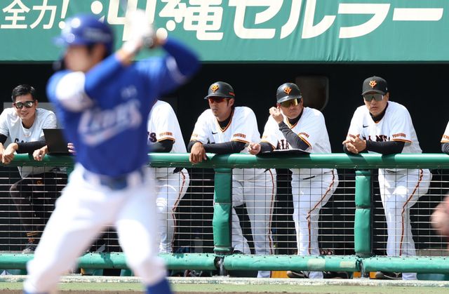 이승엽 요미우리 자이언츠 타격코치가 더그아웃에서 삼성 라이온즈와의 연습경기를 지켜보고 있다. 삼성 라이온즈