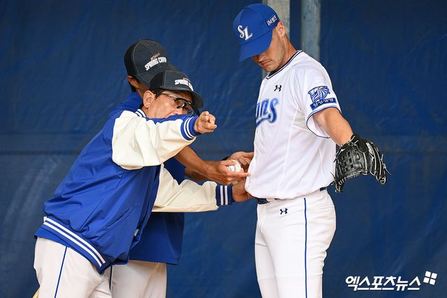 우승후보 삼성 라이온즈에 날벼락 같은 소식이 떨어졌다. 외국인 투수 맷 매닝 교체가 불가피하다. 올해 삼성의 1선발 역할을 맡을 것으로 기대를 모았던 매닝은 지난 24일 일본 오키나와 아카마 구장에서 열린 한화 이글스와의 연습경기에서 ⅔이닝 3피안타 3볼넷 1사구 4실점을 기록한 채 마운드를 내려왔다. 그는 스프링캠프 첫 실전 등판 이후 팔꿈치 통증을 호소했다. 결국 26일 정밀 검진을 위해 한국행 비행기에 올랐다. 검진 결과 팔꿈치 인대 쪽 큰 손상이 발견됐고, 수술이 불가피한 상황이다. 박진만 삼성 감독은 28일 '매닝은 수술을 해야하는 쪽으로 결과가 나왔다. 그래서 지금 (이종열) 단장님이 급하게 한국으로 들어갔고, 대체 외국인을 알아보려고 움직이는 상황'이라고 설명했다. 엑스포츠뉴스DB