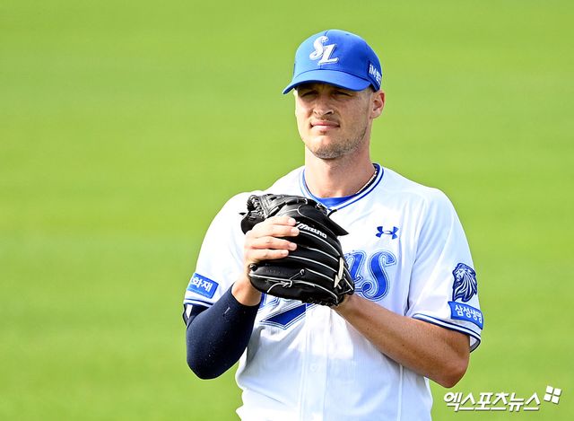 우승후보 삼성 라이온즈에 날벼락 같은 소식이 떨어졌다. 외국인 투수 맷 매닝 교체가 불가피하다. 올해 삼성의 1선발 역할을 맡을 것으로 기대를 모았던 매닝은 지난 24일 일본 오키나와 아카마 구장에서 열린 한화 이글스와의 연습경기에서 ⅔이닝 3피안타 3볼넷 1사구 4실점을 기록한 채 마운드를 내려왔다. 그는 스프링캠프 첫 실전 등판 이후 팔꿈치 통증을 호소했다. 결국 26일 정밀 검진을 위해 한국행 비행기에 올랐다. 검진 결과 팔꿈치 인대 쪽 큰 손상이 발견됐고, 수술이 불가피한 상황이다. 박진만 삼성 감독은 28일 '매닝은 수술을 해야하는 쪽으로 결과가 나왔다. 그래서 지금 (이종열) 단장님이 급하게 한국으로 들어갔고, 대체 외국인을 알아보려고 움직이는 상황'이라고 설명했다. 엑스포츠뉴스DB