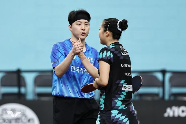 한국 여자 탁구 에이스 신유빈이 2026 월드테이블테니스(WTT) 싱가포르 스매시 복식 종목에서 모두 아쉬운 준우승으로 대회를 마쳤다. 신유빈은 28일 싱가포르에서 열린 대회 여자복식 결승에서 나가사키 미유(일본)와 한일 듀오를 이뤘으나, 일본의 하리모토 미와-하야타 히나 조에 게임 점수 0-3으로 패했다. 이로써 신유빈은 세계랭킹 1위 콤비인 임종훈(한국거래소)과 혼합복식 우승을 놓친 데 이어 여자복식도 아쉬운 준우승에 그쳤다. 여자단식에선 세계 2위 왕만위를 16강에서 만나 분전했으나 1-3으로 역전패했다. WTT