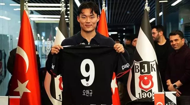 대한민국 국가대표 공격수 오현규 덕에 튀르키예 명문 구단 베식타시가 막대한 유니폼 수익을 벌었다. 튀르키예 매체 파나틱은 27일(한국시간) 오현규가 투프라쉬 스타디움에서 열린 사인회에서 팬들과 만났다고 전했다. 매체에 따르면 오현규는 베식타시 튀프라쉬 스타디움에서 열린 사인회에서 유니폼 1만 장을 판매했으며 2시간 50분 동안 쉴 새 없이 팬들에게 사인을 해주면서 베식타시 구단에 유니폼 수익 5000만 리라(약 16억원)를 안겨줬다. 파나틱