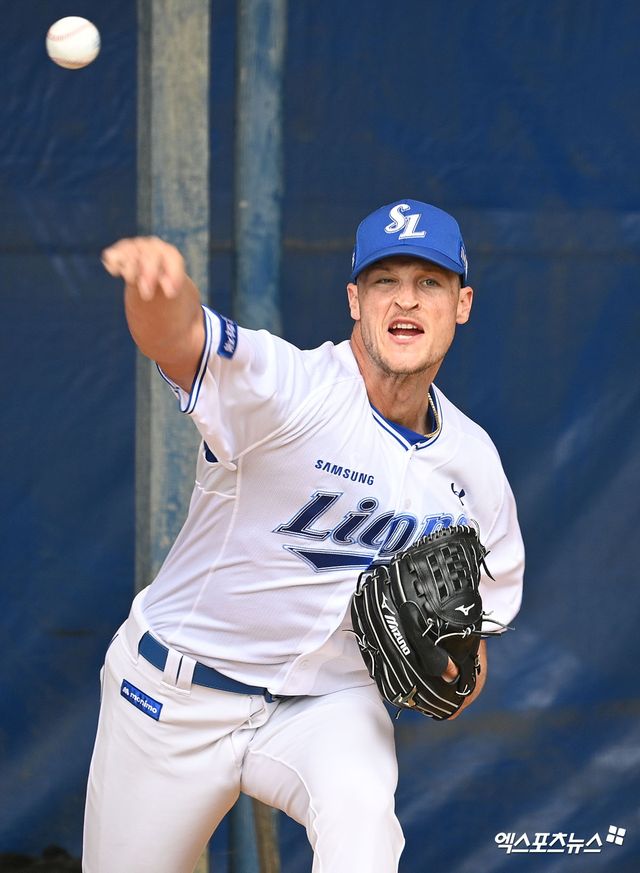 우승후보 삼성 라이온즈에 날벼락 같은 소식이 떨어졌다. 외국인 투수 맷 매닝 교체가 불가피하다. 올해 삼성의 1선발 역할을 맡을 것으로 기대를 모았던 매닝은 지난 24일 일본 오키나와 아카마 구장에서 열린 한화 이글스와의 연습경기에서 ⅔이닝 3피안타 3볼넷 1사구 4실점을 기록한 채 마운드를 내려왔다. 그는 스프링캠프 첫 실전 등판 이후 팔꿈치 통증을 호소했다. 결국 26일 정밀 검진을 위해 한국행 비행기에 올랐다. 검진 결과 팔꿈치 인대 쪽 큰 손상이 발견됐고, 수술이 불가피한 상황이다. 박진만 삼성 감독은 28일 '매닝은 수술을 해야하는 쪽으로 결과가 나왔다. 그래서 지금 (이종열) 단장님이 급하게 한국으로 들어갔고, 대체 외국인을 알아보려고 움직이는 상황'이라고 설명했다. 엑스포츠뉴스DB