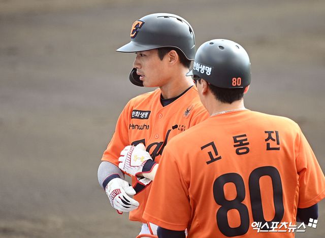 한화 이글스 루키 외야수 오재원(왼쪽)이 지난 26일 일본프로야구(NPB) 닛폰햄 파이터스 2군과의 연습경기에서 안타를 기록했다. 사진 엑스포츠뉴스 DB