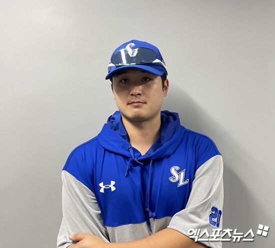 삼성 라이온즈 투수 최원태가 28일 일본 오키나와 셀룰러 스타디움에서 열린 일본프로야구(NPB) 요미우리 자이언츠와의 연습경기 종료 후 취재진과 인터뷰에 응하고 있다. 오키나와, 김유민 기자