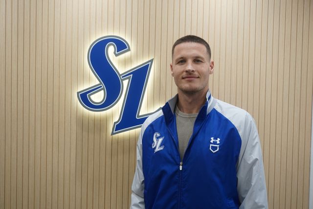 우승후보 삼성 라이온즈에 날벼락 같은 소식이 떨어졌다. 외국인 투수 맷 매닝 교체가 불가피하다. 올해 삼성의 1선발 역할을 맡을 것으로 기대를 모았던 매닝은 지난 24일 일본 오키나와 아카마 구장에서 열린 한화 이글스와의 연습경기에서 ⅔이닝 3피안타 3볼넷 1사구 4실점을 기록한 채 마운드를 내려왔다. 그는 스프링캠프 첫 실전 등판 이후 팔꿈치 통증을 호소했다. 결국 26일 정밀 검진을 위해 한국행 비행기에 올랐다. 검진 결과 팔꿈치 인대 쪽 큰 손상이 발견됐고, 수술이 불가피한 상황이다. 박진만 삼성 감독은 28일 '매닝은 수술을 해야하는 쪽으로 결과가 나왔다. 그래서 지금 (이종열) 단장님이 급하게 한국으로 들어갔고, 대체 외국인을 알아보려고 움직이는 상황'이라고 설명했다. 삼성 라이온즈