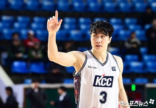 2일 오후 서울 송파구 잠실학생체육관에서 열린 '2025-2026 LG전자 프로농구' 서울 SK와 부산 KCC의 경기, KCC가 허웅의 51득점 맹활약에 힘입어 120:77의 스코어로 승리했다. 경기 종료 후 KCC 허웅이 팬들을 향해 인사하고 있다.