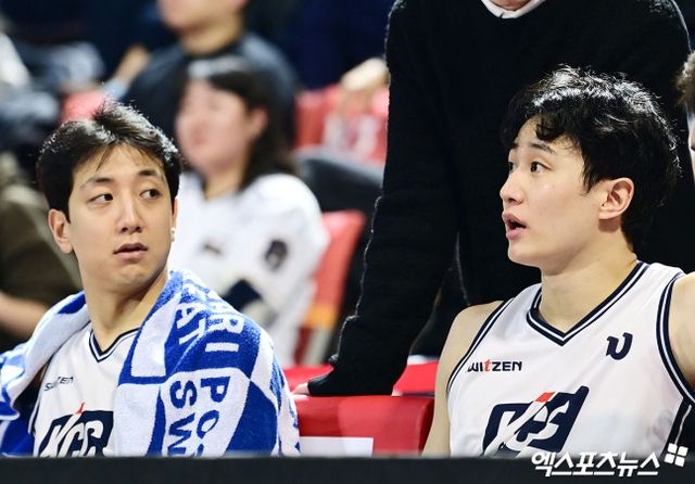 2일 오후 서울 송파구 잠실학생체육관에서 열린 '2025-2026 LG전자 프로농구' 서울 SK와 부산 KCC의 경기, KCC 허훈, 허웅 형제가 벤치에서 이야기를 나누고 있다.