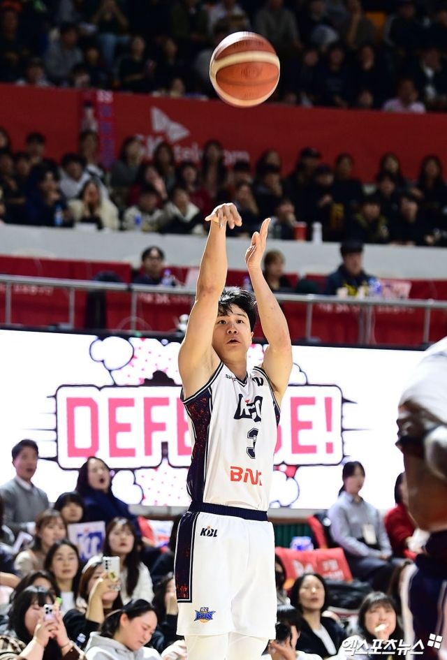 2일 오후 서울 송파구 잠실학생체육관에서 열린 '2025-2026 LG전자 프로농구' 서울 SK와 부산 KCC의 경기, KCC 허웅이 슛을 성공시키고 있다.