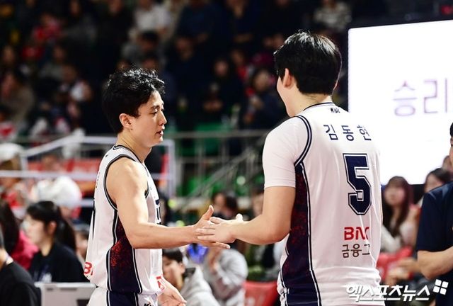 2일 오후 서울 송파구 잠실학생체육관에서 열린 '2025-2026 LG전자 프로농구' 서울 SK와 부산 KCC의 경기, 2쿼터 종료 후 KCC 허웅이 코트를 빠져나가며 동료들과 하이파이브를 나누고 있다. 엑스포츠뉴스 DB