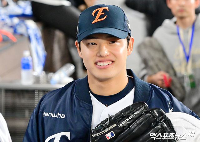 24일 오후 대전 한화생명 볼파크에서 열린 '2025 신한 SOL Bank KBO 포스트시즌' 삼성 라이온즈와 한화 이글스의 플레이오프 5차전 경기, 한화가 삼성에 11:2로 승리하며 19년 만에 한국시리즈에 진출했다. 한국시리즈에 진출한 한화 선수들이 기뻐하고 있다. 엑스포츠뉴스 DB
