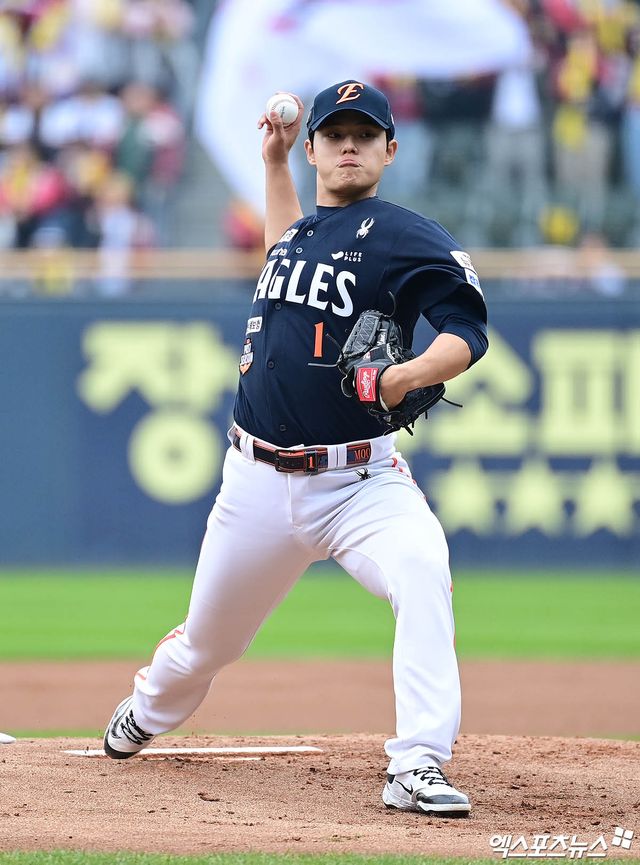 26일 오후 서울 송파구 잠실야구장에서 열린 '2025 신한 SOL Bank KBO 한국시리즈' 한화 이글스와 LG 트윈스의 1차전 경기, 1회말 한화 선발투수 문동주가 역투하고 있다. 엑스포츠뉴스 DB