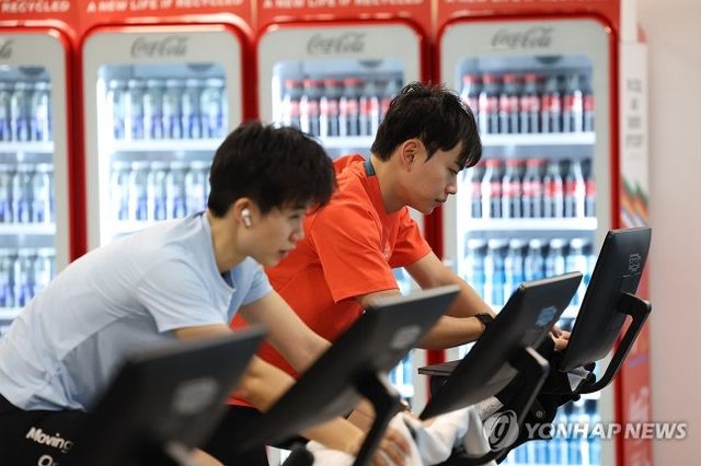 음주운전 징계 도중 헝가리로 귀화해 논란의 중심에 선 '전 국가대표' 김민석(26)이 2026 밀라노·코르티나담페초 동계올림픽 현장에 모습을 드러냈다. 연합뉴스에 따르면 김민석은 4일(한국시간) 이탈리아 밀라노 스피드스케이팅 스타디움에서 합동 훈련했다. 훈련 후 국내 취재진의 인터뷰 요청에 김민석은 정중히 거절한 뒤 선수촌 행 버스에 몸을 실은 것으로 알려졌다. 연합뉴스